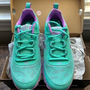 NWT Under Armour Assert 8 Size:6.5Y